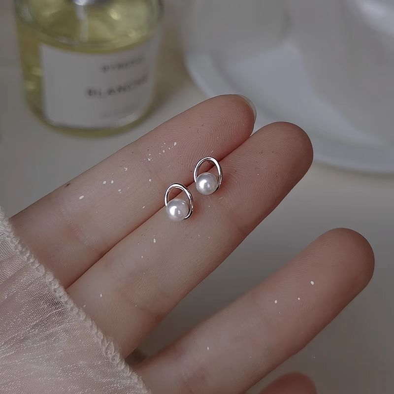 Faux Pearl Ear Stud
