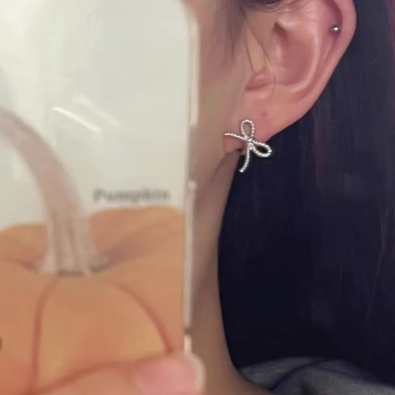 Ear Stud Ribbon