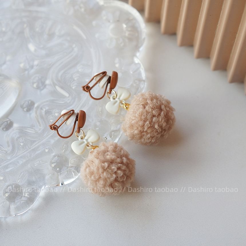 On / Drop Pom Earring Heart Clip