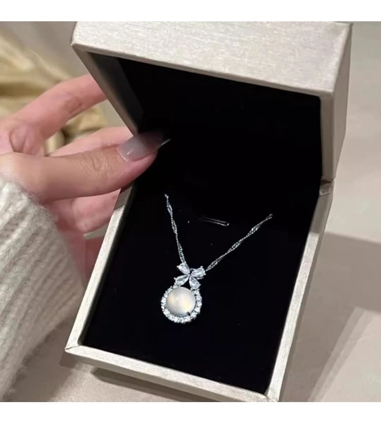 Rhinestone Cabochon Bow Necklace