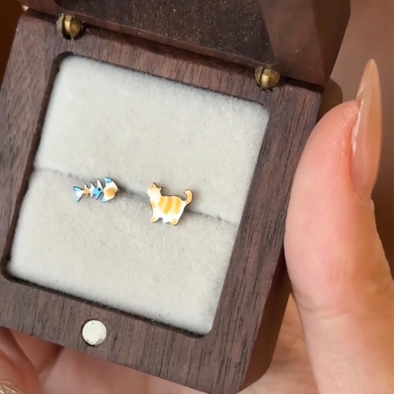 Alloy Stud Asymmetrical Fish Earring Cat