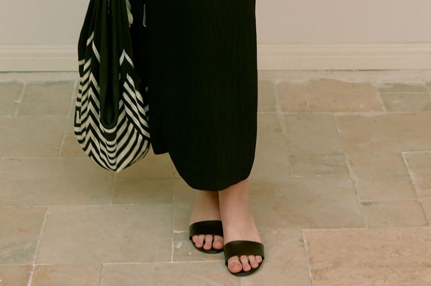 Short-Sleeve Asymmetrical Top / High Waist Maxi Skirt