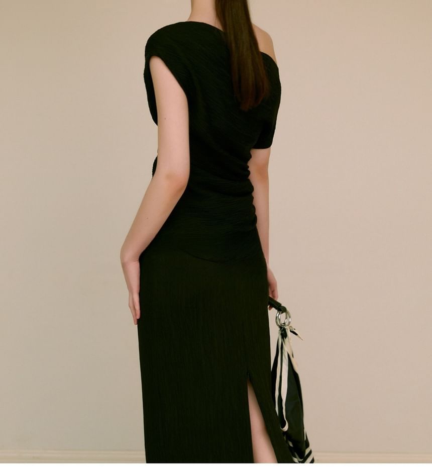 Short-Sleeve Asymmetrical Top / High Waist Maxi Skirt