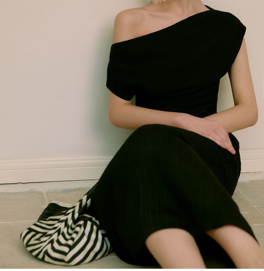 Short-Sleeve Asymmetrical Top / High Waist Maxi Skirt