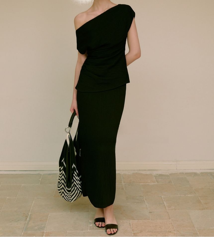 Short-Sleeve Asymmetrical Top / High Waist Maxi Skirt