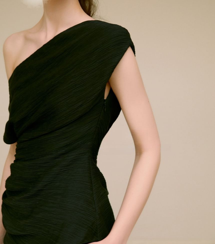 Short-Sleeve Asymmetrical Top / High Waist Maxi Skirt