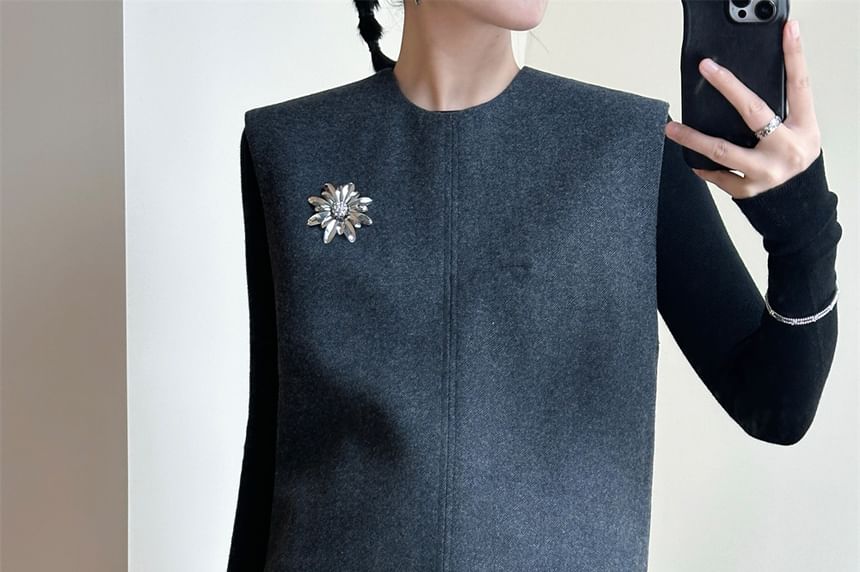 Round Neck Melange Flower Accent Vest / High Rise Pleated A-Line Skirt