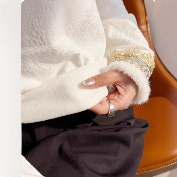 Long-Sleeve Mock Neck Floral Jacquard Fluffy Trim Tee