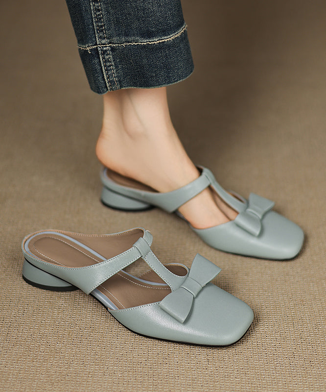 Sandales en peau de mouton légère à brides creuses et épissures bleues