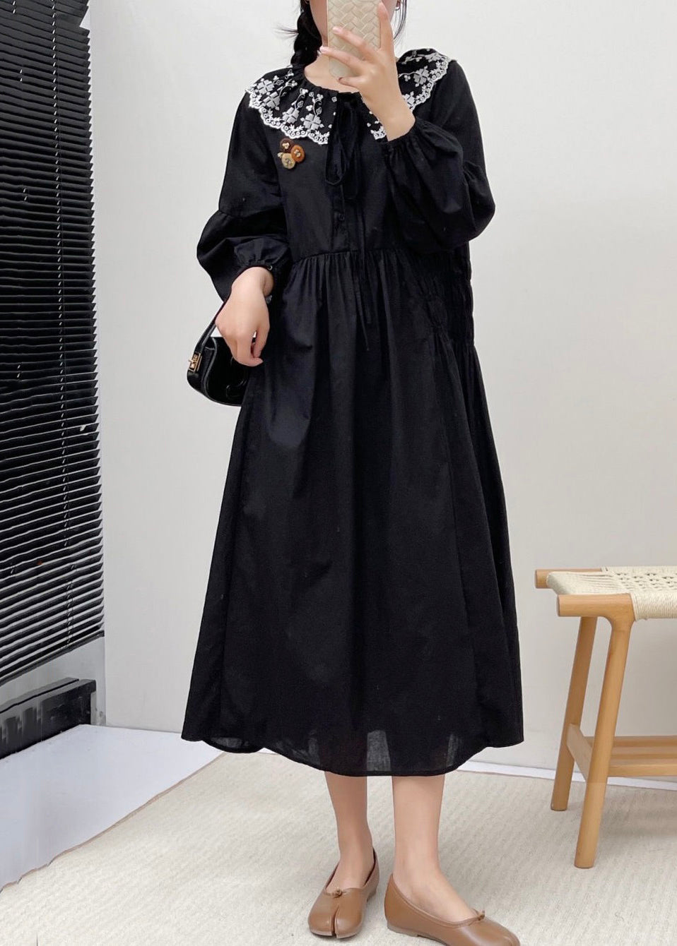 Robe ample en coton brodée noire à lacets Printemps VV022