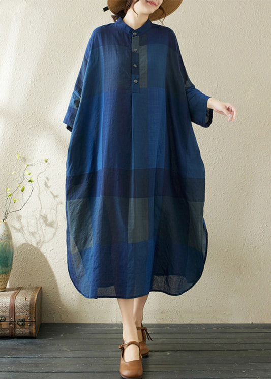 Robe longue à carreaux bleu foncé ample avec col ouvert