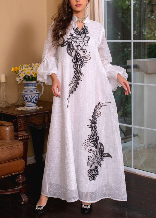 Robe longue ample blanche brodée à la taille avec manches bouffantes AA1038