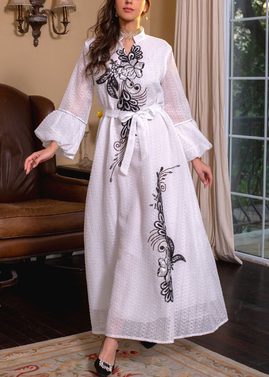 Robe longue ample blanche brodée à la taille avec manches bouffantes AA1038