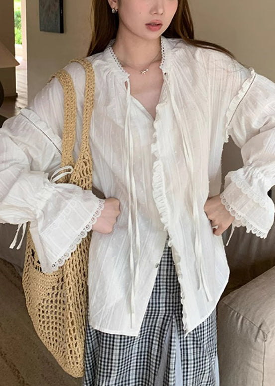 Chemise blanche évasée en coton à dentelle et manches amples à volants