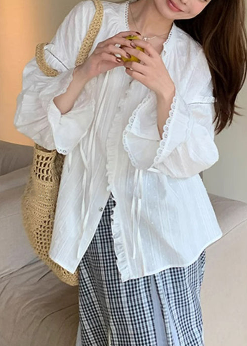 Chemise blanche évasée en coton à dentelle et manches amples à volants