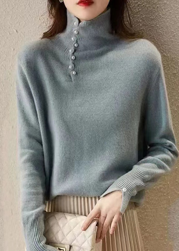 Modernes blaues Stricktop mit hohem Halsausschnitt und Nagelperlen, Frühling, TN017
