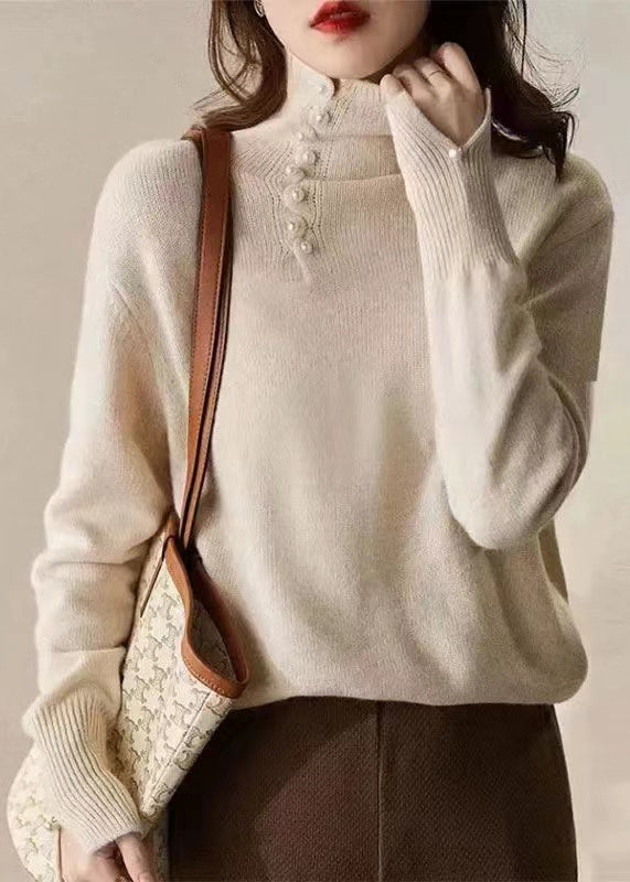 Modernes blaues Stricktop mit hohem Halsausschnitt und Nagelperlen, Frühling, TN017