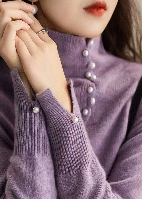 Modernes blaues Stricktop mit hohem Halsausschnitt und Nagelperlen, Frühling, TN017