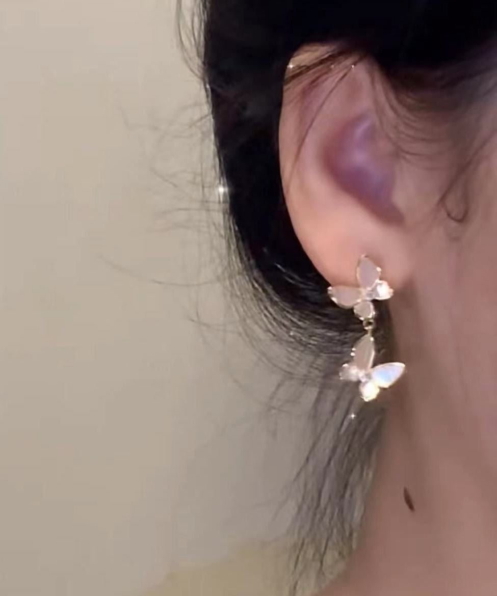 Boucles d'oreilles pendantes modernes en alliage de perles et cuivre avec pampilles et papillon doré