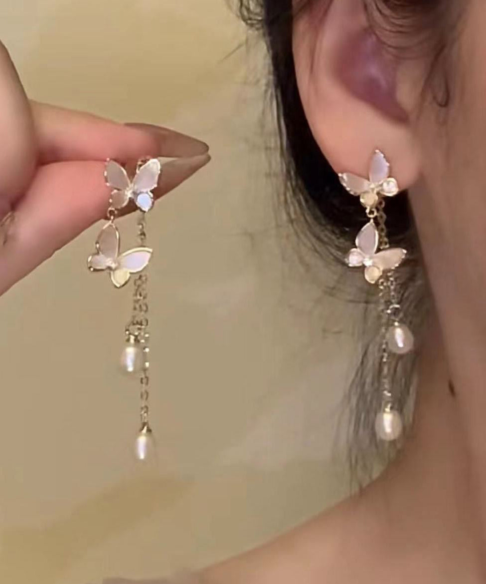 Boucles d'oreilles pendantes modernes en alliage de perles et cuivre avec pampilles et papillon doré