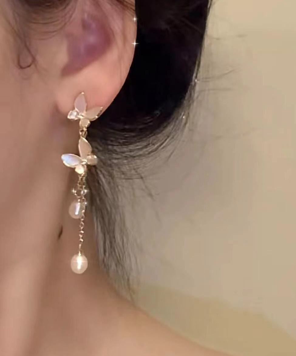 Boucles d'oreilles pendantes modernes en alliage de perles et cuivre avec pampilles et papillon doré