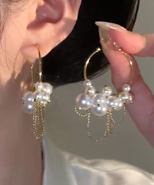Boucles d'oreilles créoles modernes en cuivre et perles dorées avec pompon doré