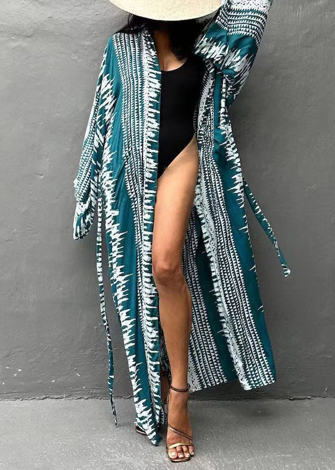 Blouse longue à manches longues avec teinture par nouage bleu naturel et taille nouée sur la plage GH1008