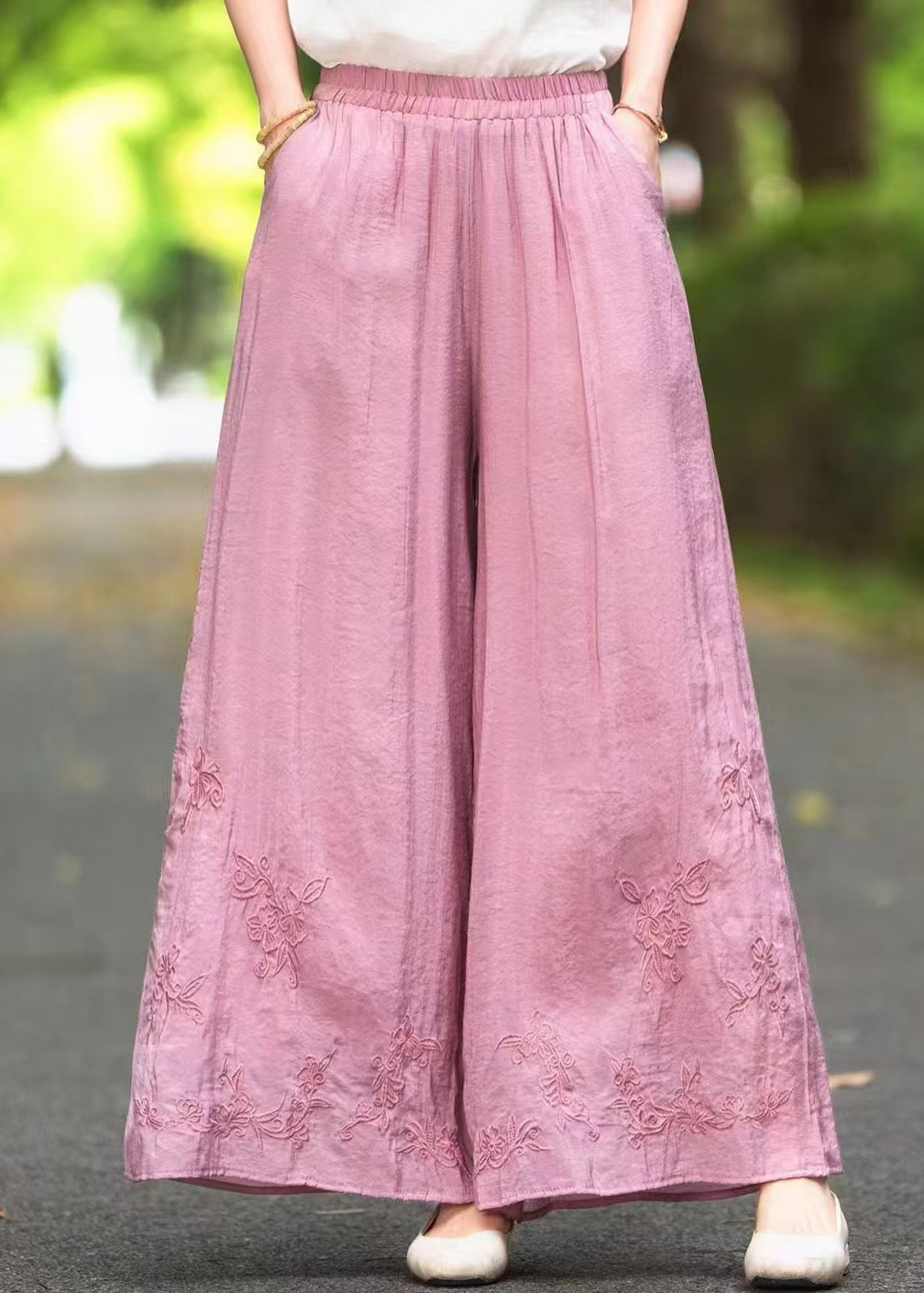 Elastische Sommerhose aus Seide mit Stickereien, Taille und weitem Bein, Rosa, Neu