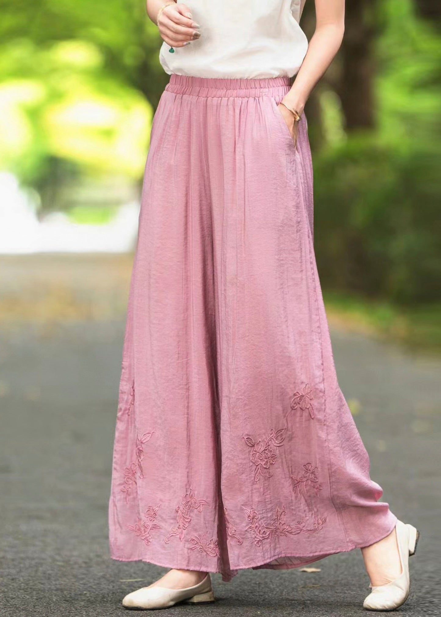Elastische Sommerhose aus Seide mit Stickereien, Taille und weitem Bein, Rosa, Neu