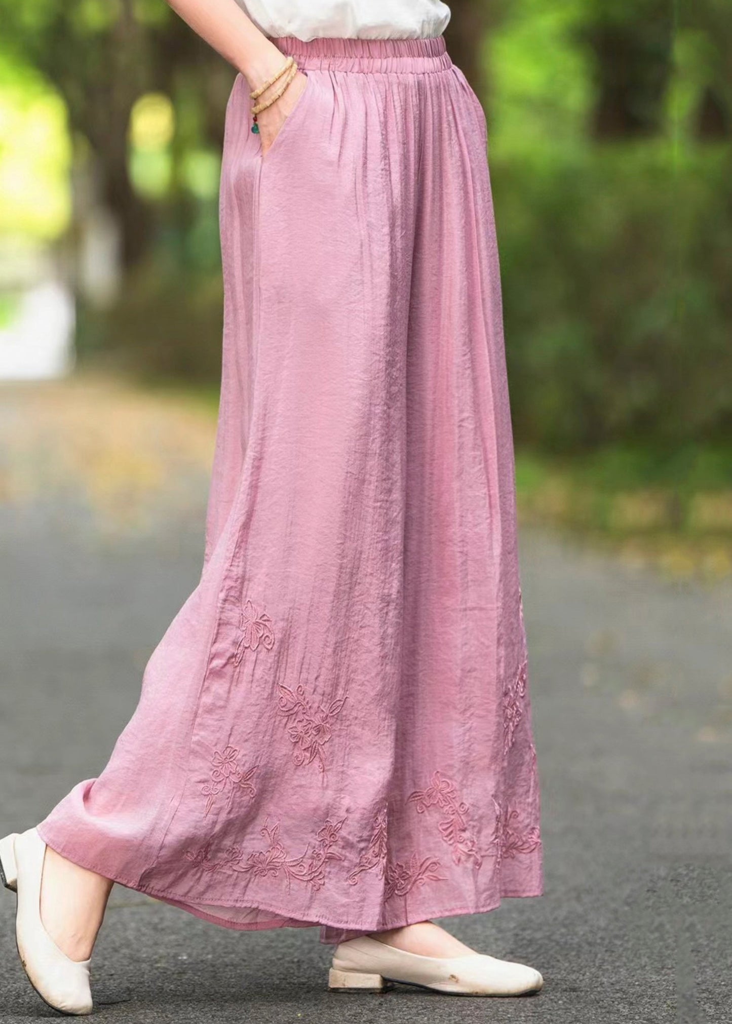 Elastische Sommerhose aus Seide mit Stickereien, Taille und weitem Bein, Rosa, Neu
