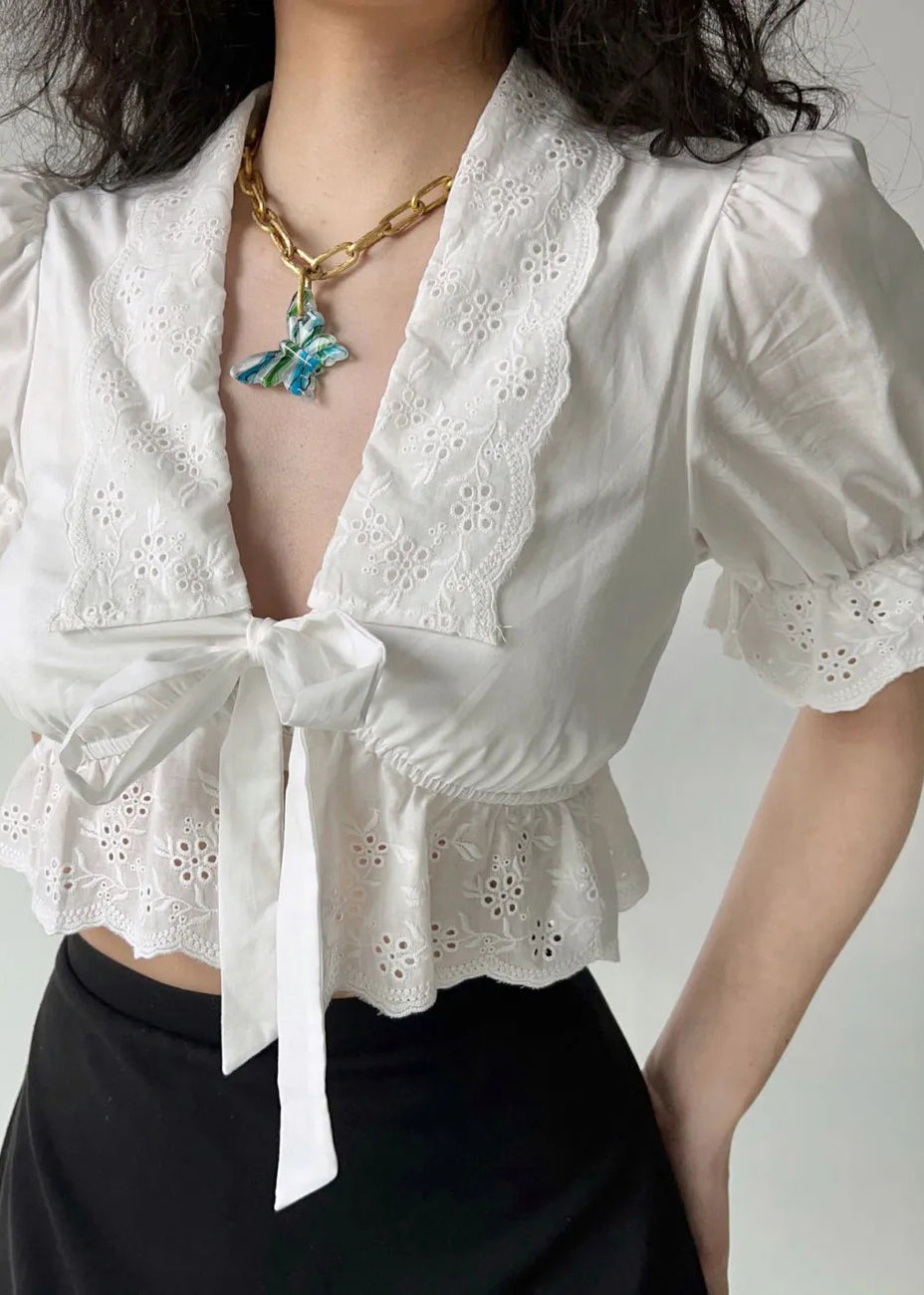 Chemise d'été blanche en coton brodée à lacets creux