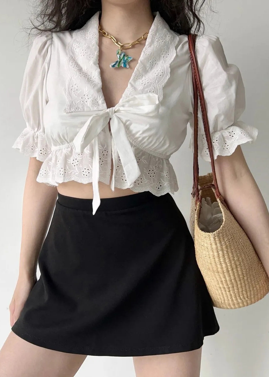 Chemise d'été blanche en coton brodée à lacets creux