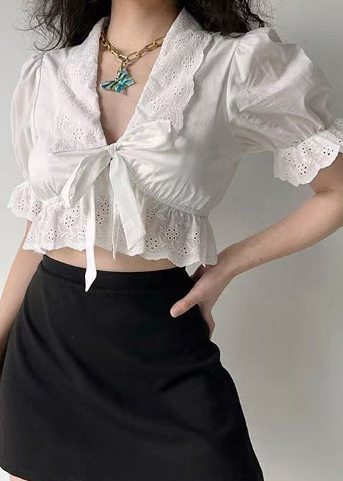 Chemise d'été blanche en coton brodée à lacets creux