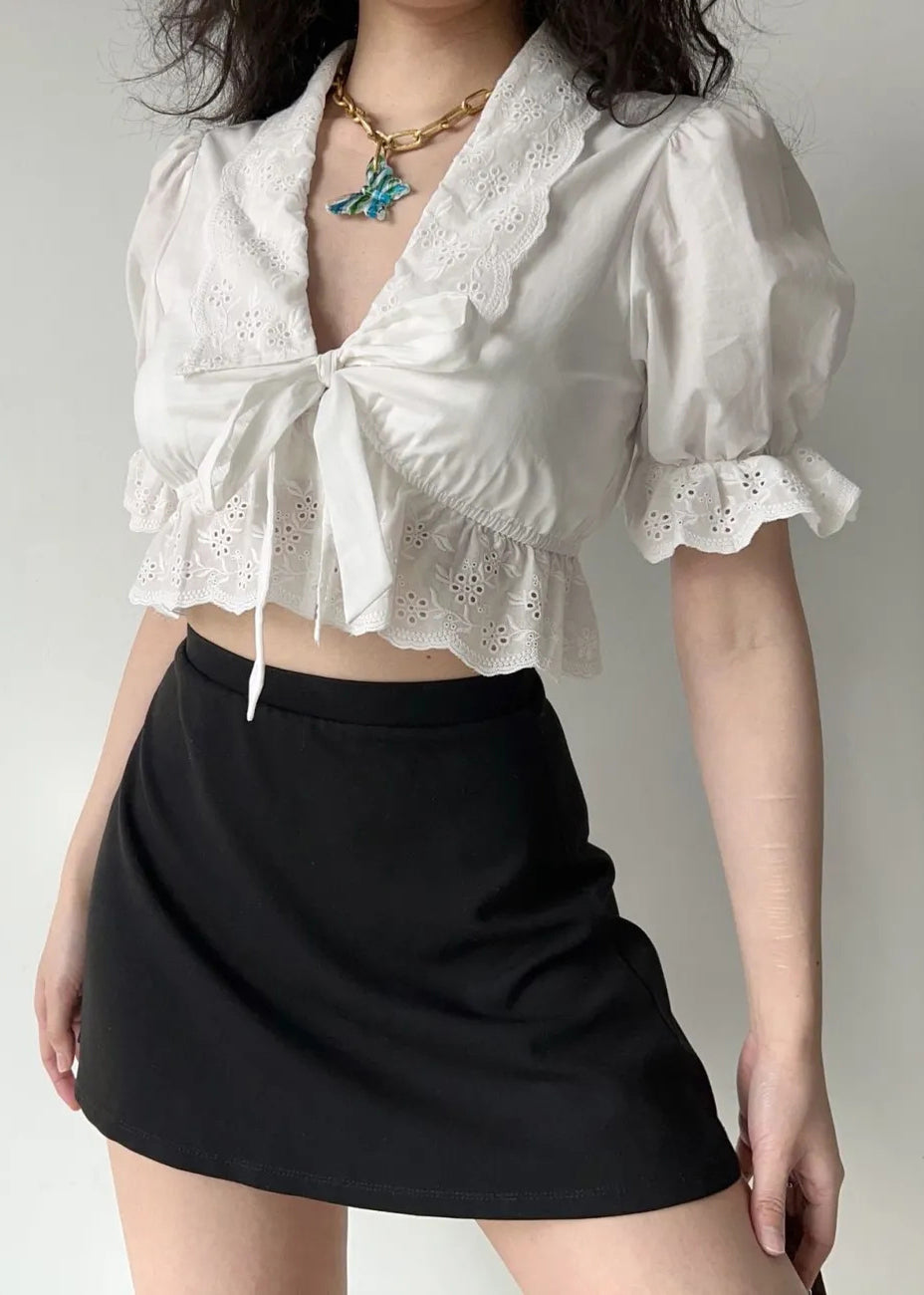 Chemise d'été blanche en coton brodée à lacets creux