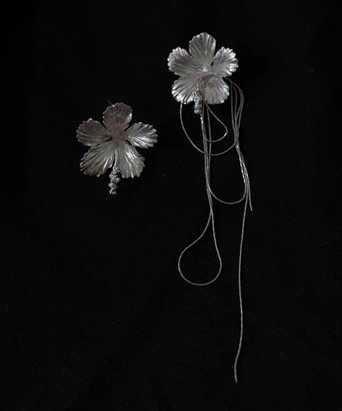 Boucles d'oreilles pendantes asymétriques en argent sterling et soie avec chaîne florale et pompon QQ069