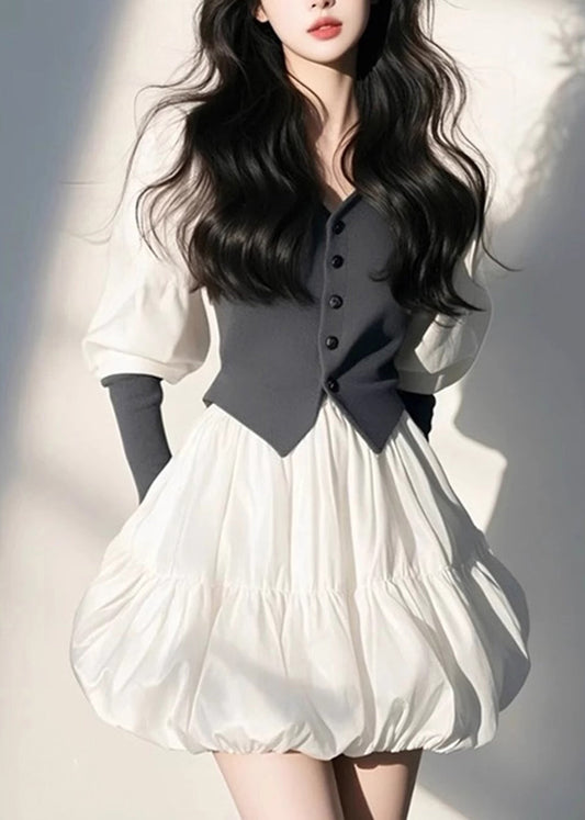 Robe blanche à manches bouffantes et col en V boutonné