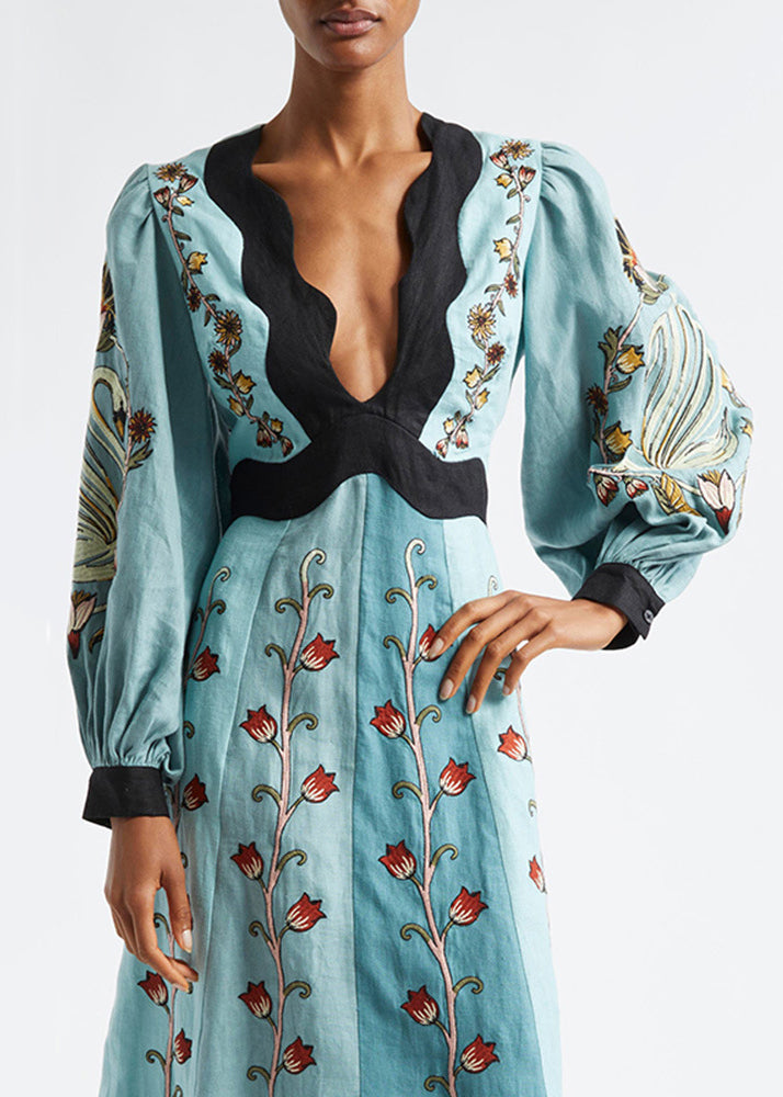 Robe longue originale en coton à col en V et imprimé bleu printanier dos nu