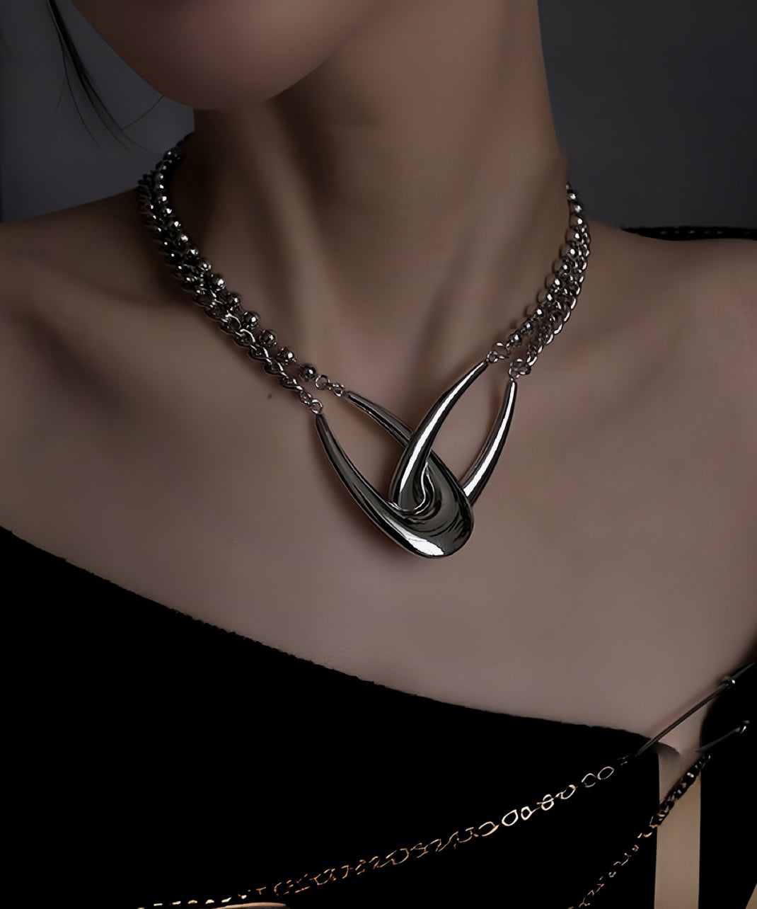 Collier en métal au design original et asymétrique