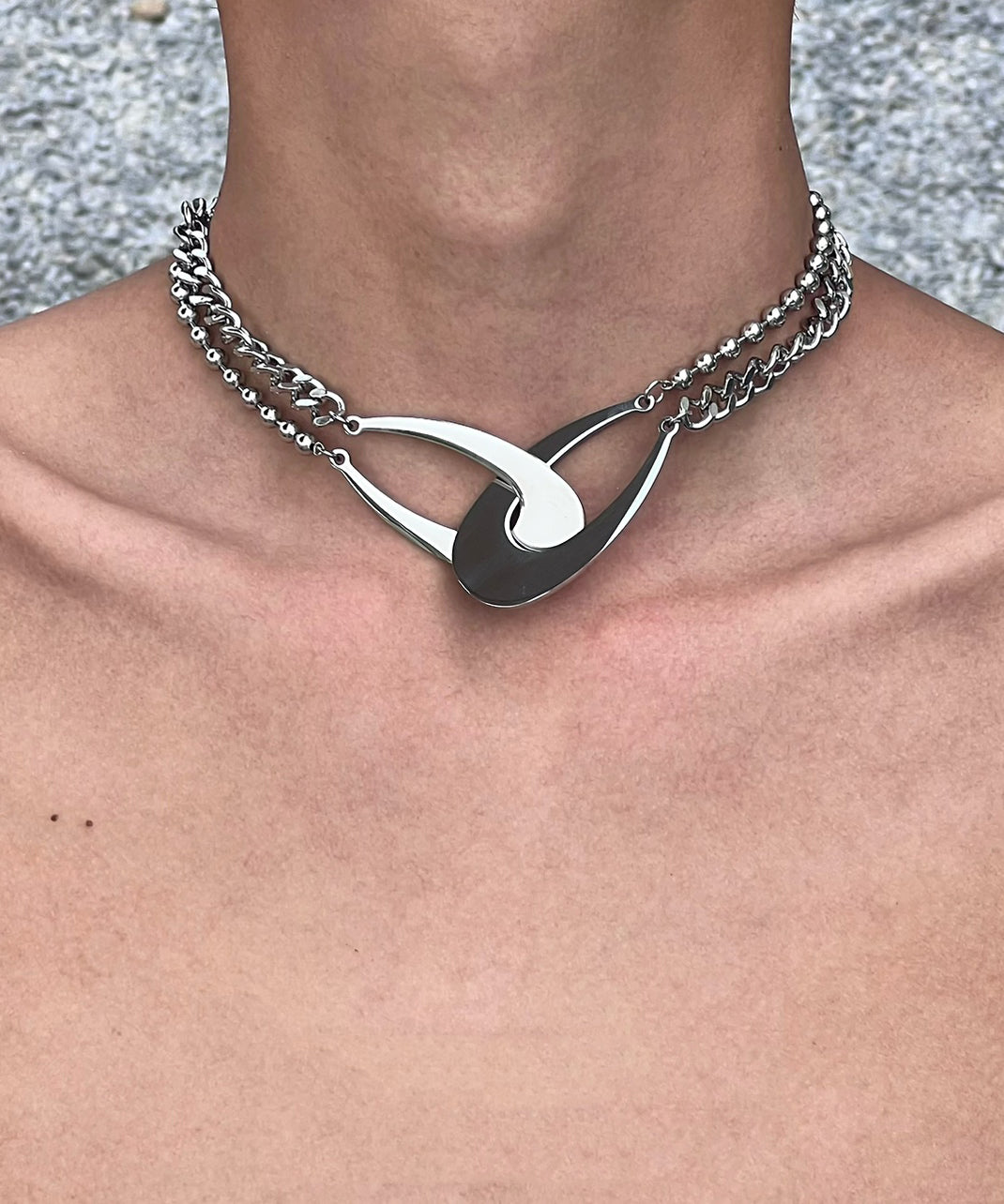 Collier en métal au design original et asymétrique