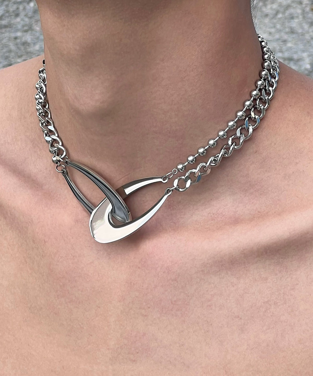 Collier en métal au design original et asymétrique