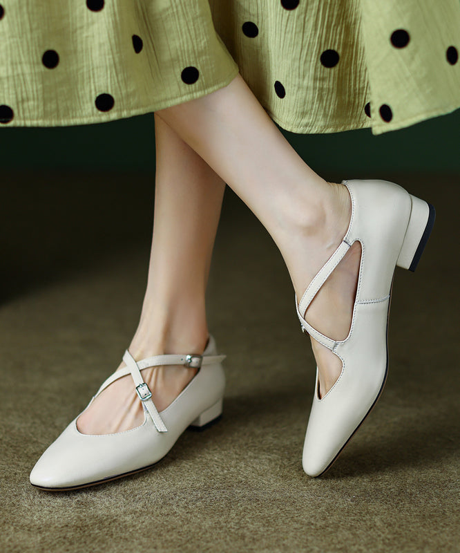 Chaussures plates chics rouges en cuir de vache avec bride croisée