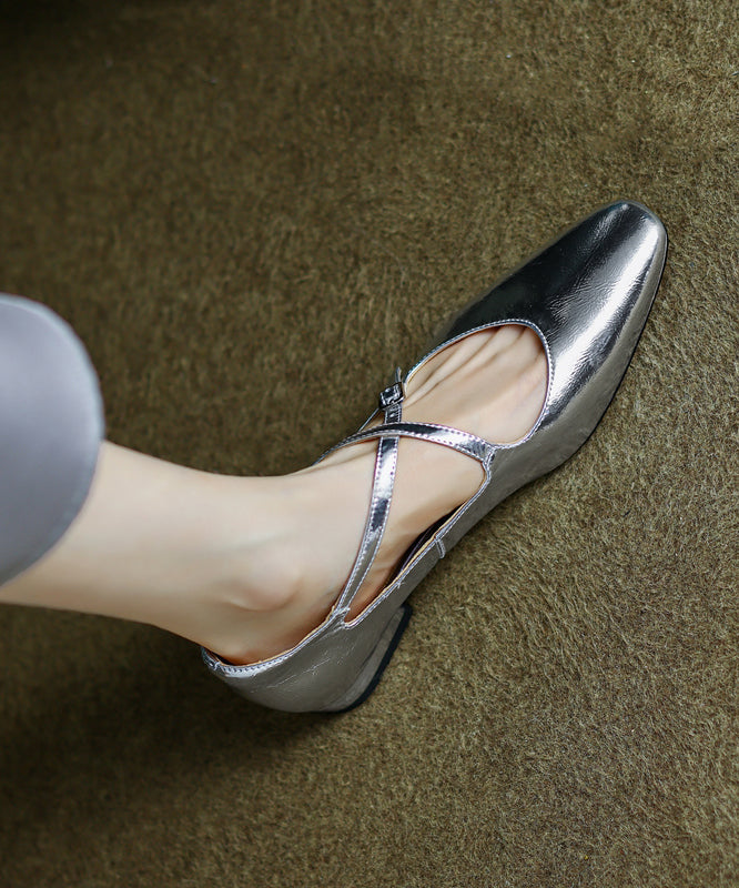 Chaussures plates chics rouges en cuir de vache avec bride croisée