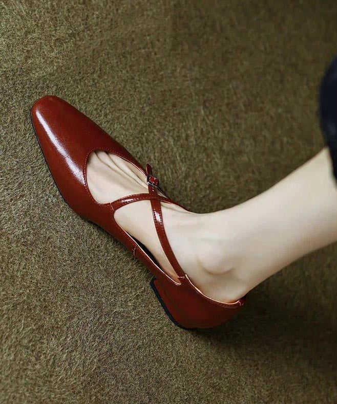 Chaussures plates chics rouges en cuir de vache avec bride croisée