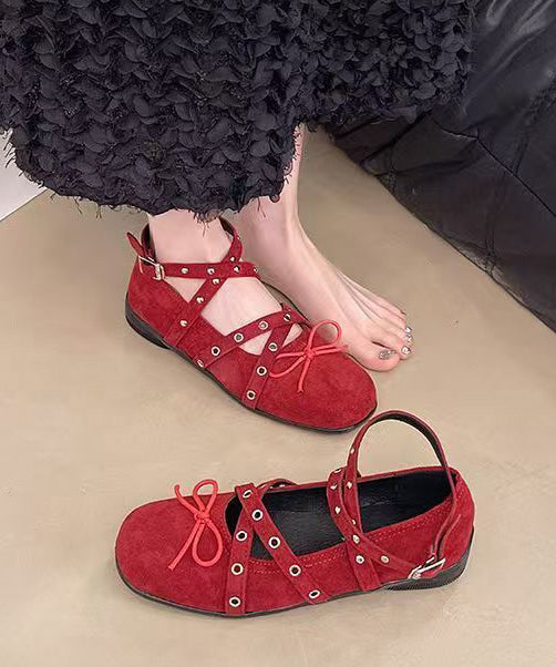 Chaussures à brides plates rouges en daim avec nœud croisé et rivets