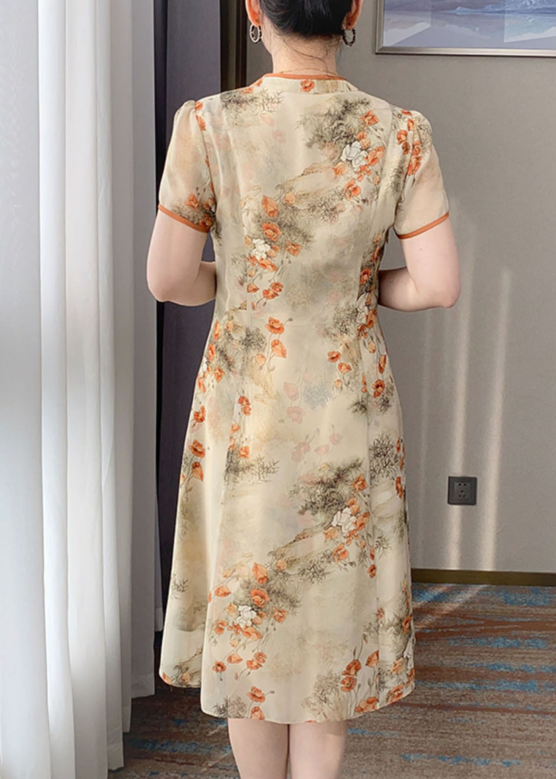 Robe en soie à imprimé rétro orange à col en V et boutons chinois pour l'été BB014