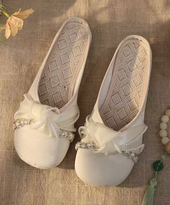 Sandales rétro brodées en satin à gros épissures, blanches