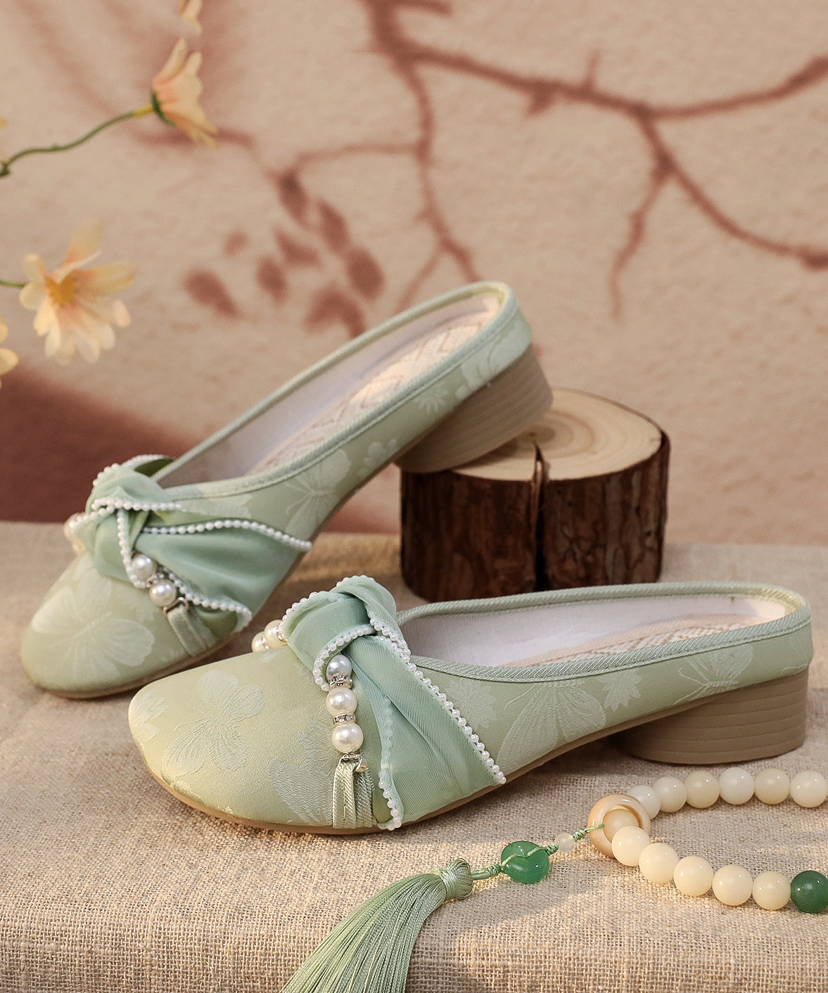 Sandales rétro brodées en satin à gros épissures, blanches