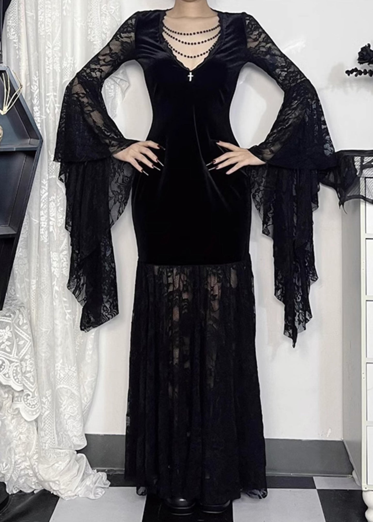 Robe longue sexy noire en velours de soie et dentelle à col en V et manches évasées YT029