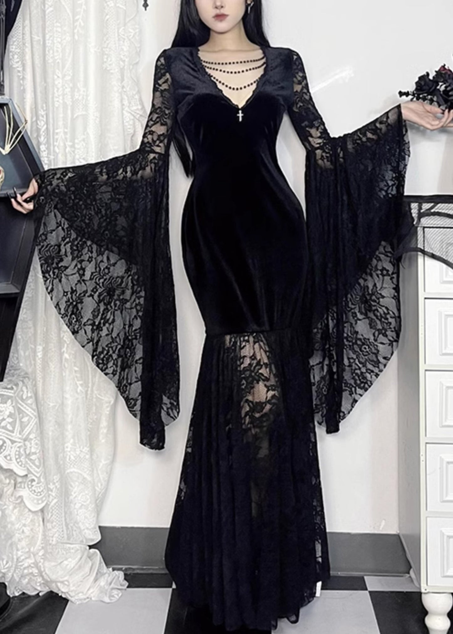 Robe longue sexy noire en velours de soie et dentelle à col en V et manches évasées YT029