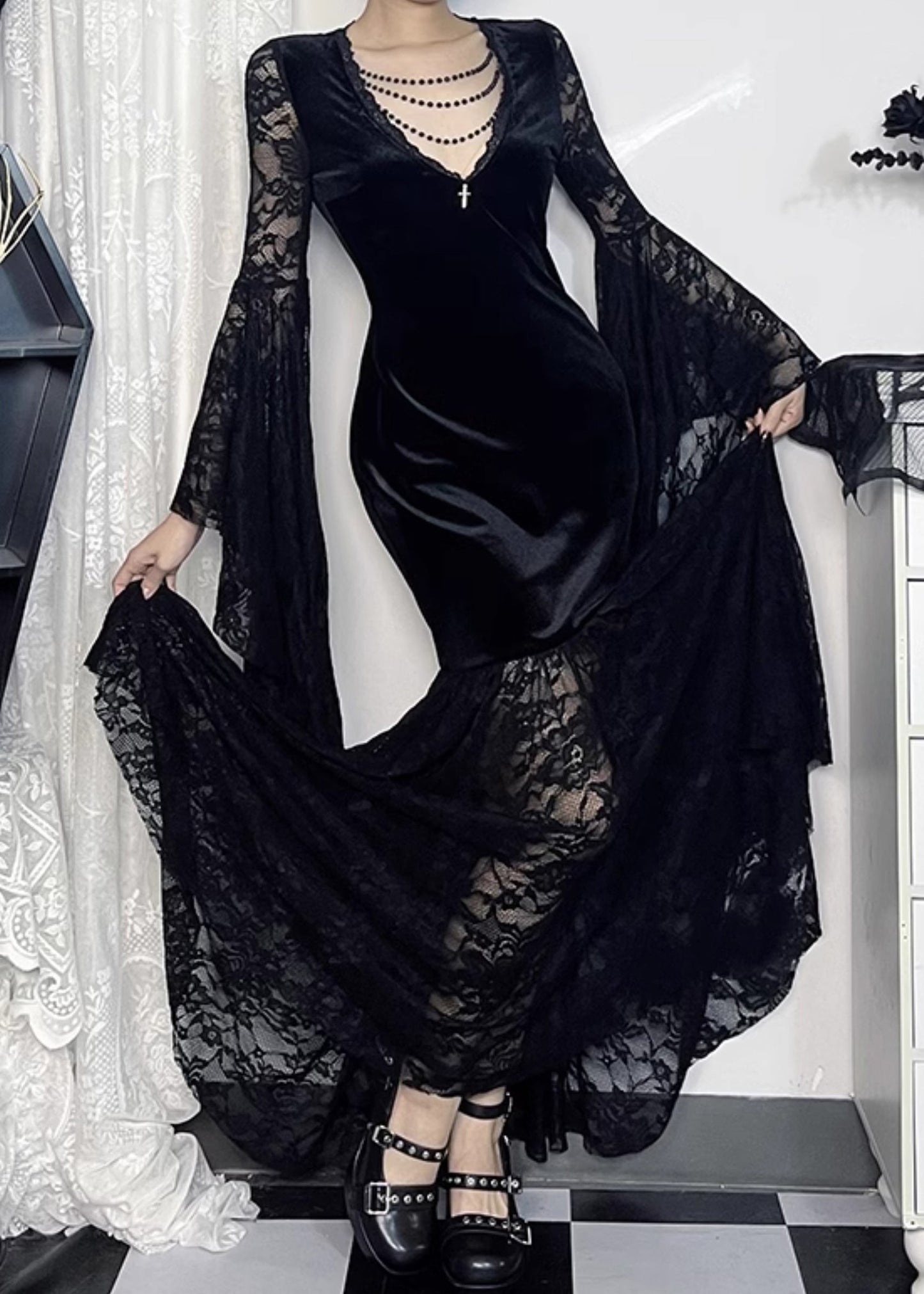 Robe longue sexy noire en velours de soie et dentelle à col en V et manches évasées YT029